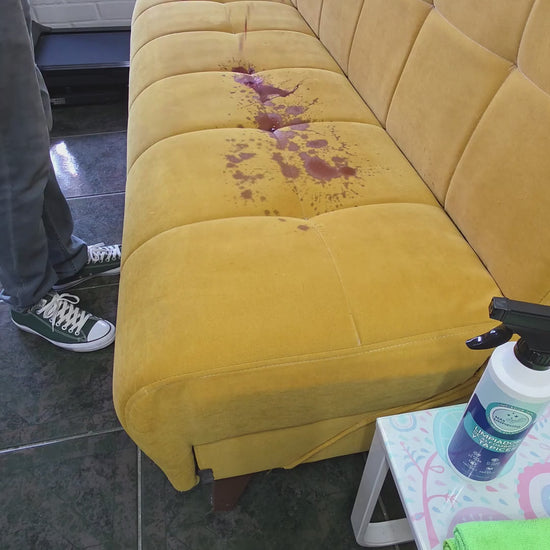 Limpiador Tapiz Más Limpiecito mostrando el antes y después de una mancha de vino en un sofá