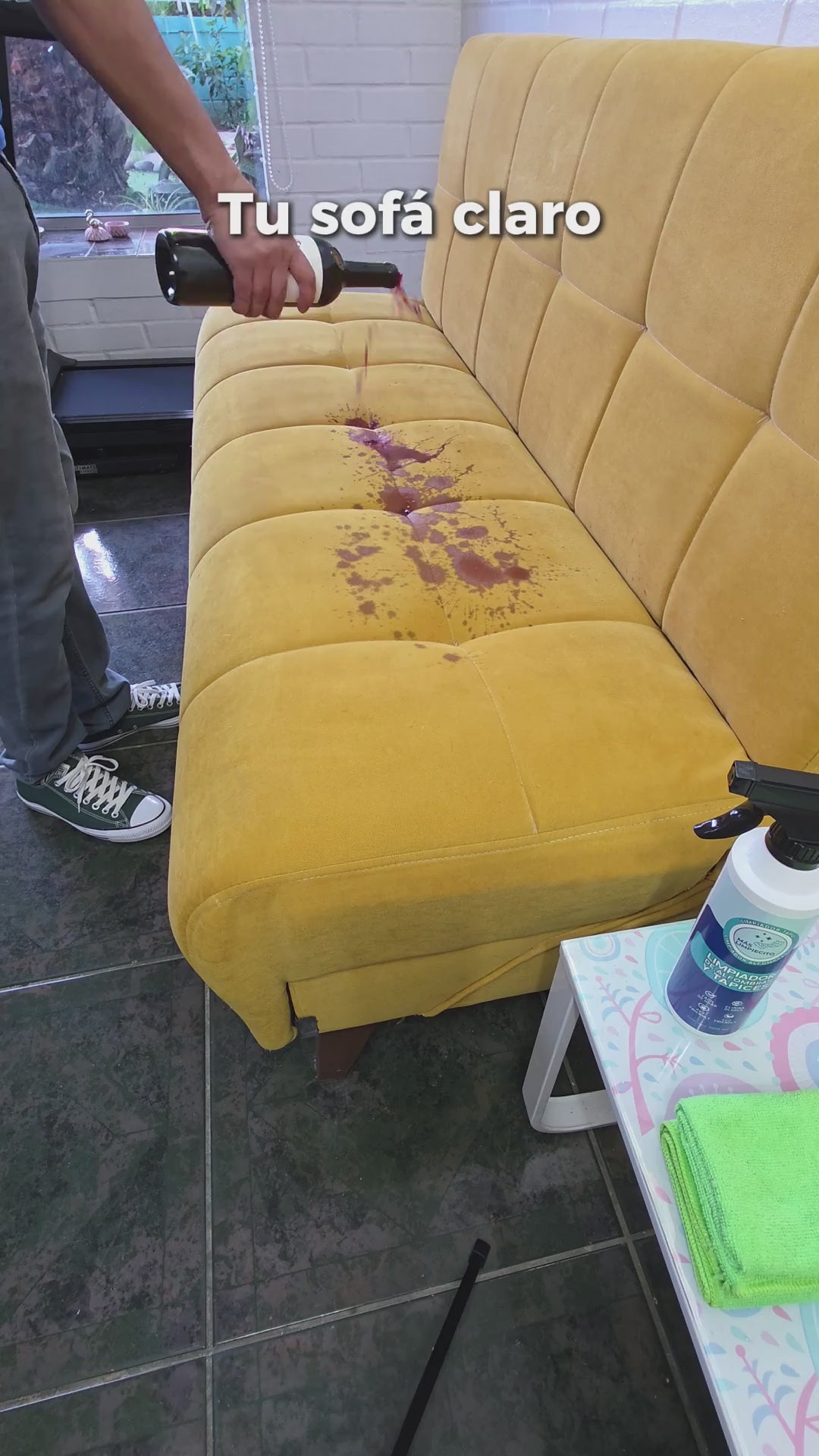 Limpiador Tapiz Más Limpiecito mostrando el antes y después de una mancha de vino en un sofá