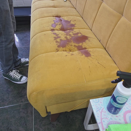 Limpiador Tapiz Más Limpiecito removiendo una mancha de vino en un sofá