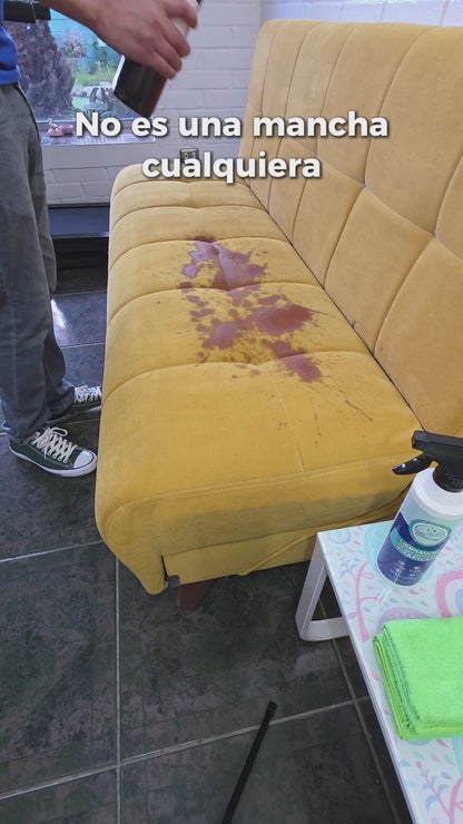 Limpiador Tapiz Más Limpiecito removiendo una mancha de vino en un sofá