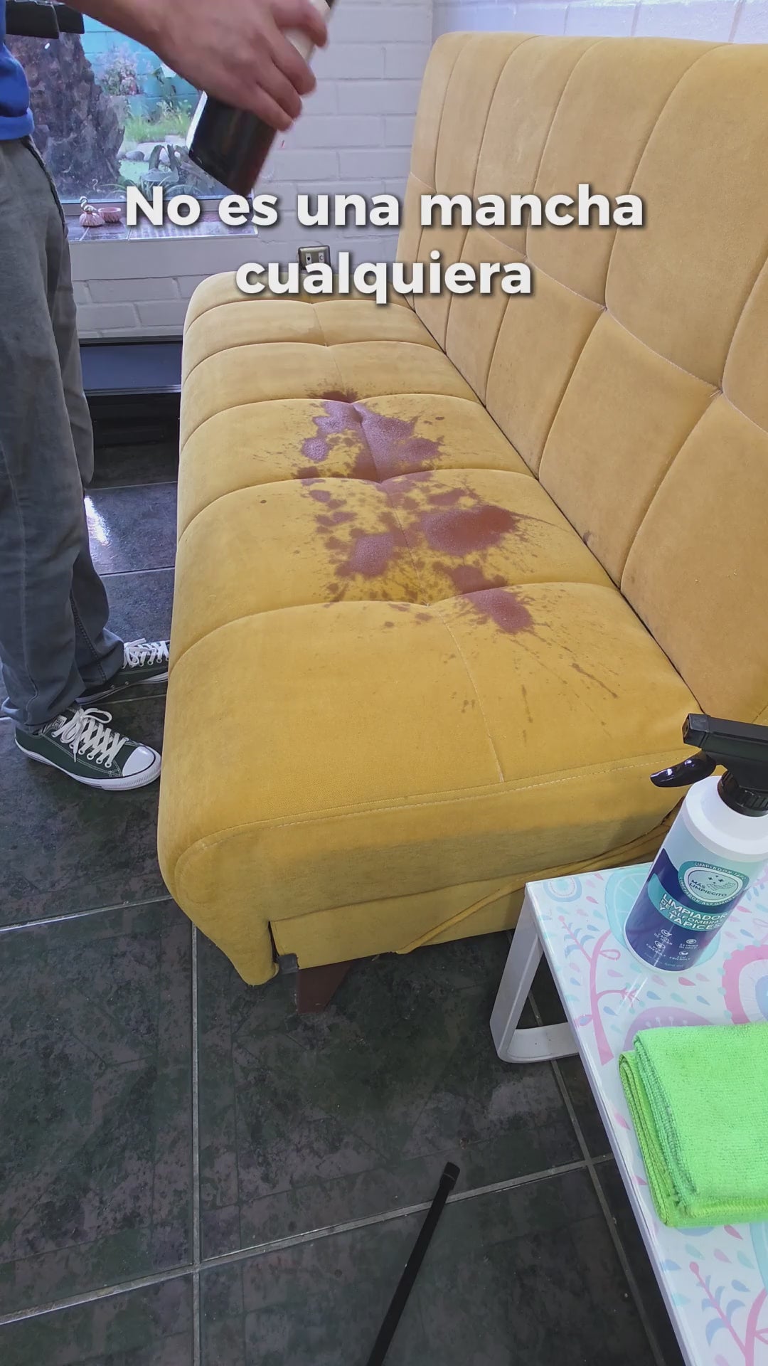 Limpiador Tapiz Más Limpiecito removiendo una mancha de vino en un sofá